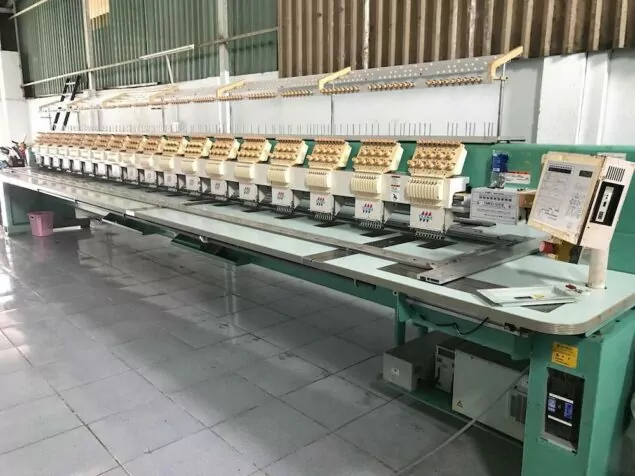 Xưởng thêu gia công áo thun đồng phục giá rẻ – Gia công trực tiếp tại xưởng Zozo 1 dan may theu tajima 635x476 1