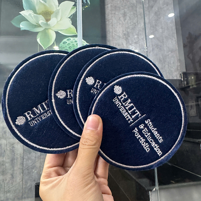 Xưởng Zozo chuyên thêu logo lên tấm lót ly, mũi thêu sắc nét 18 Bảng giá thêu gia công